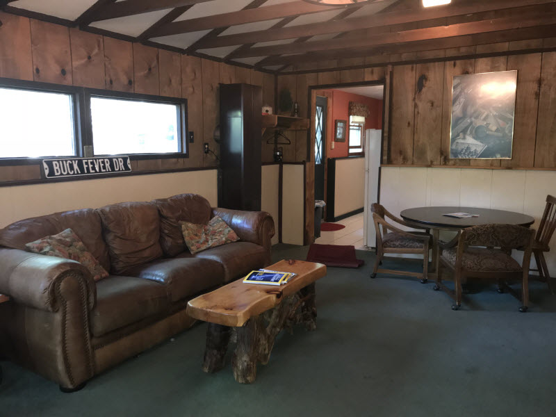 The Antlers Cottage living/dining room Moonlight bay resort